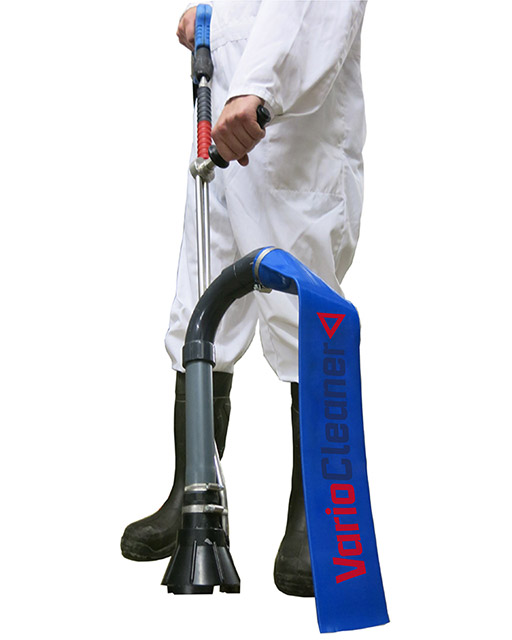 Der Schlammsauger wird einfach an die Hochdruckreinigerpistole gekuppelt und saugt flüssige, breiige und trockene Materialien aus Behältnissen oder Gruben. Durch Umschalten an der Doppellanze kann das Behältnis nach dem Leeren auch mit Wasser sauber ausgespült werden.