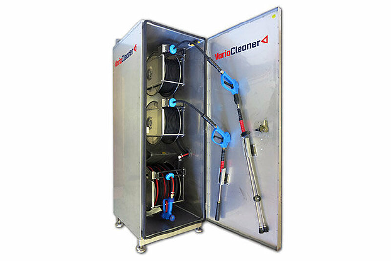 Für die Reinigung von Fahrzeugen wurde in dieser Waschhalle in einem Schlachthof eine besondere Ordnungstechnik installiert. So werden die Rolltore erst geöffnet, wenn die Schläuche aufgerollt und die Lanzen im Köcher sind. 