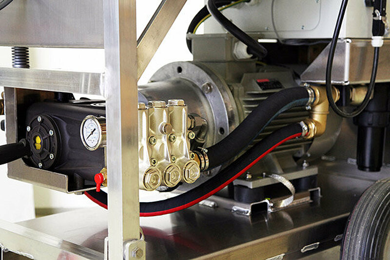 Ein mobiler Hochdruckreiniger mit 6.000 Liter Förderleistung pro Stunde. Im Bereich einer Kläranlage wird in einem Accelatorbecken Abwasser intensiv mit Sauerstoff angereichert