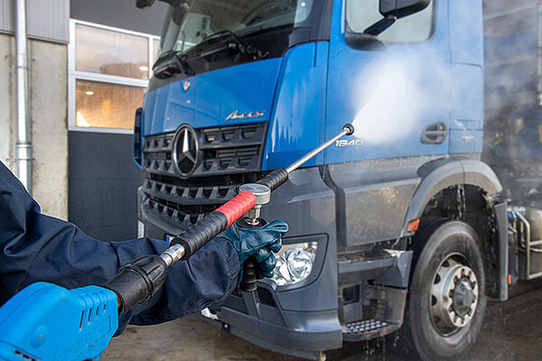 Fahrzeugreinigung Die Profi-Hochdruckreiniger von VarioCleaner eignen sich besonders gut für Reinigung von LKW und werden daher vermehrt in der Spedition Reinigung eingesetzt.