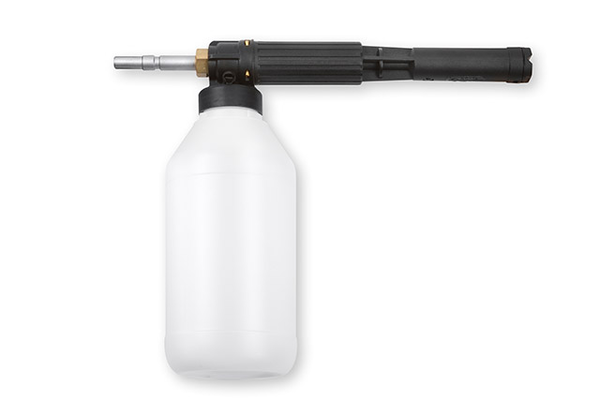 Zur Ausbringung von Fett- und Eiweißlösern sind Schaumlanzen ideal. Diese Schaumlanzen sind speziell für hohe Durchflussmengen ausgelegt. Die Dosierung ist variabel einstellbar. Das Reinigungsmittel befindet sich im 2-Liter-Lösungsbehälter, direkt an der Lanze.