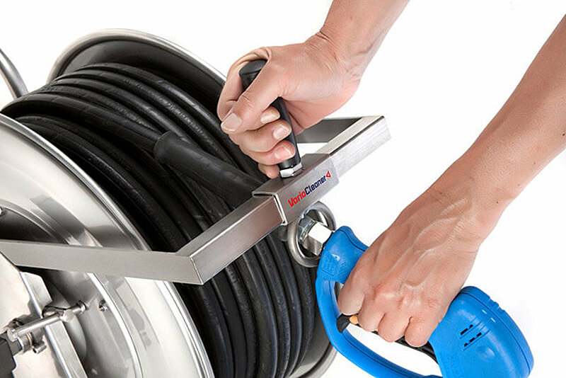 Sichere und durchdachte Schlauchführung beim Schlauchroller HST – schützt Anwender vor Drähten im HD-Schlauchmantel und lässt ein sicheres und sauberes Aufwickeln zu