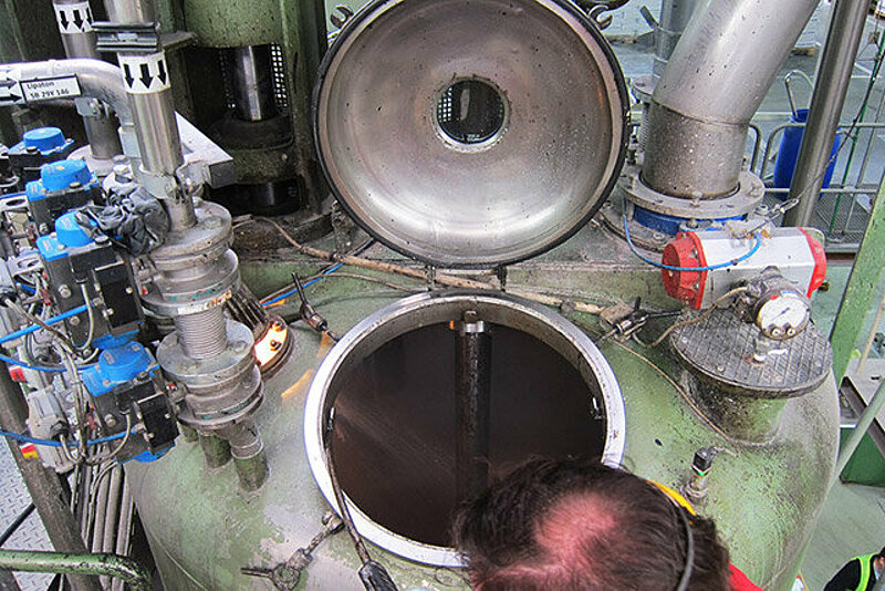 Für den Bauwerkschemiehersteller Schomburg wurde eine frequenzgeregelte Hochdrucktechnik entwickelt, die die besonderen Anforderungen der Reinigung von Mischbehältern abdeckt. 