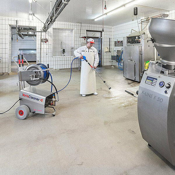 Für die Reinigung und Desinfektion in der Lebensmittelindustrie bieten sich die Heiß- und Kaltwasser Hochdruckreiniger von VarioCleaner an.