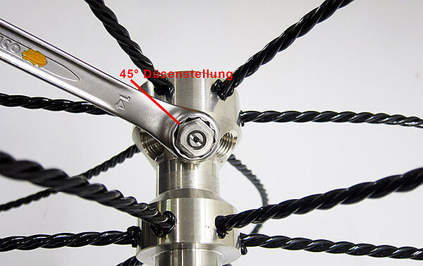 Der Schachtwäscher Flexi reinigt Schächte und Kamine von innen. Er besteht aus einem Hochdruckdüsenkopf mit flexiblen Abstandhaltern und wird einfach von unten in den Schacht eingeführt.