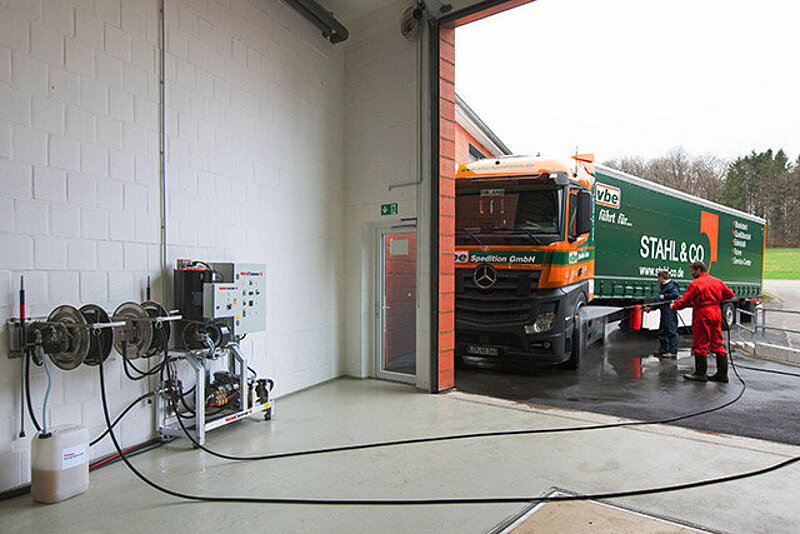 Die frequenzgeregelte Heißwasserstation zählt zu der besten Hochdrucktechnik für Profis und kann von 2 Personen gleichzeitig bedient werden.