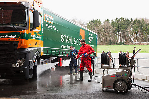 LKW Reinigung Mit den Profi-Hochdruckreinigern von VarioCleaner können LKW sogar mit mehreren Personen gleichzeitig gereinigt werden.