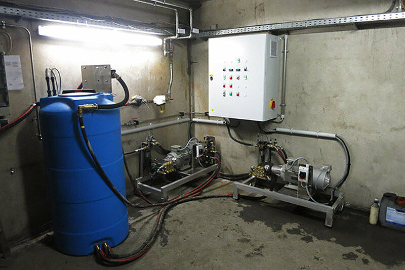 Für das modernste Pfannenwerk der Lafarge Gruppe in Europa steht ein frequenzgeregelter VarioCleaner Hochdruckreiniger mit Doppelpumpenaggregat zur Verfügung. Die Pumpen sind als redundantes System ausgelegt und können unabhängig voneinander arbeiten.